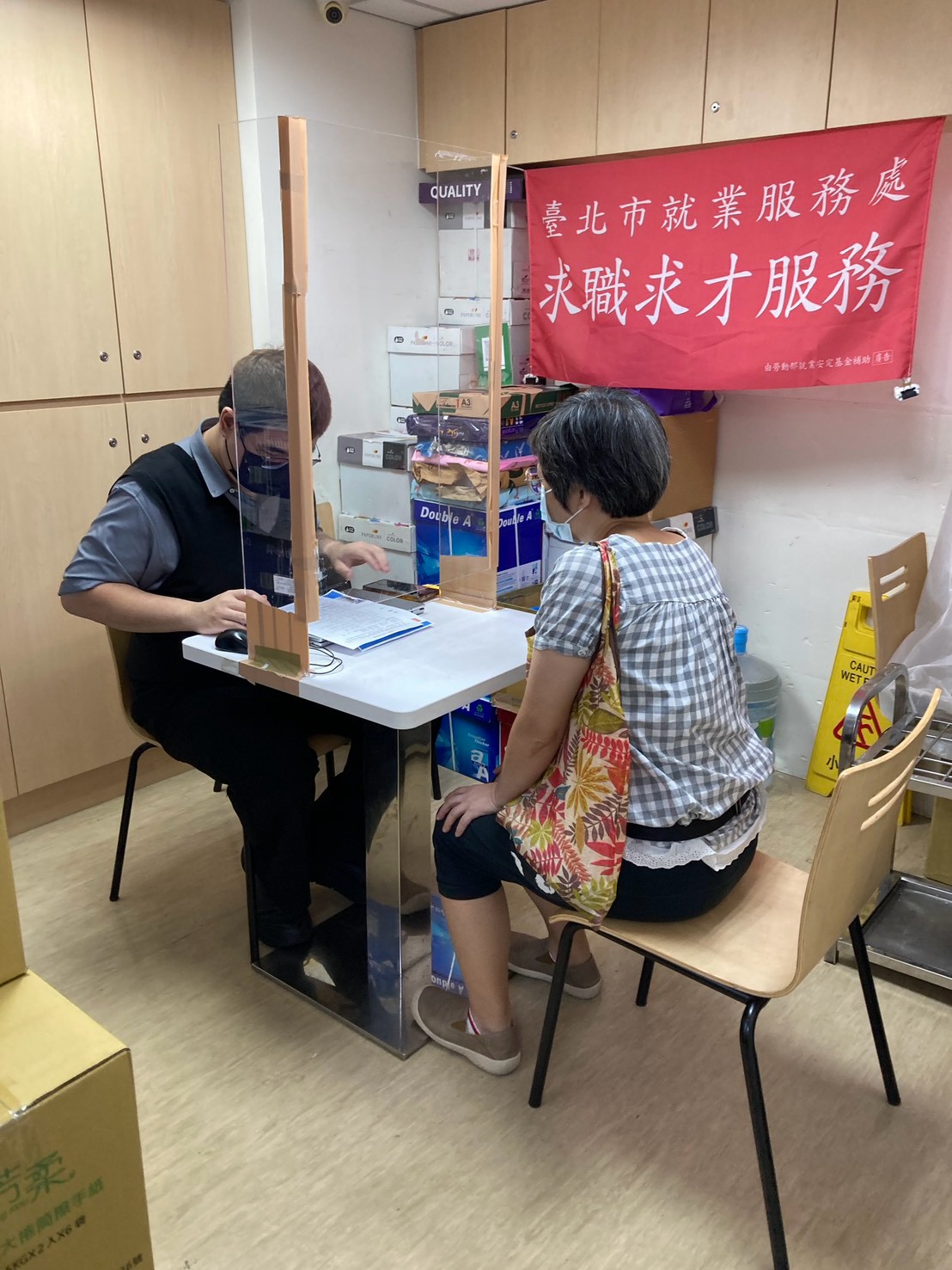圖示一： 北市勞動局就業服務處9月29日至10月2日，共邀集20家知名企業於各就服站舉辦現場徵才活動，提供達457個工作機會。